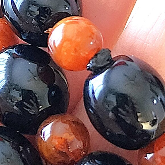 Vintage Bakelite black & marbled caramel bead necklace - Picture 4 of 9